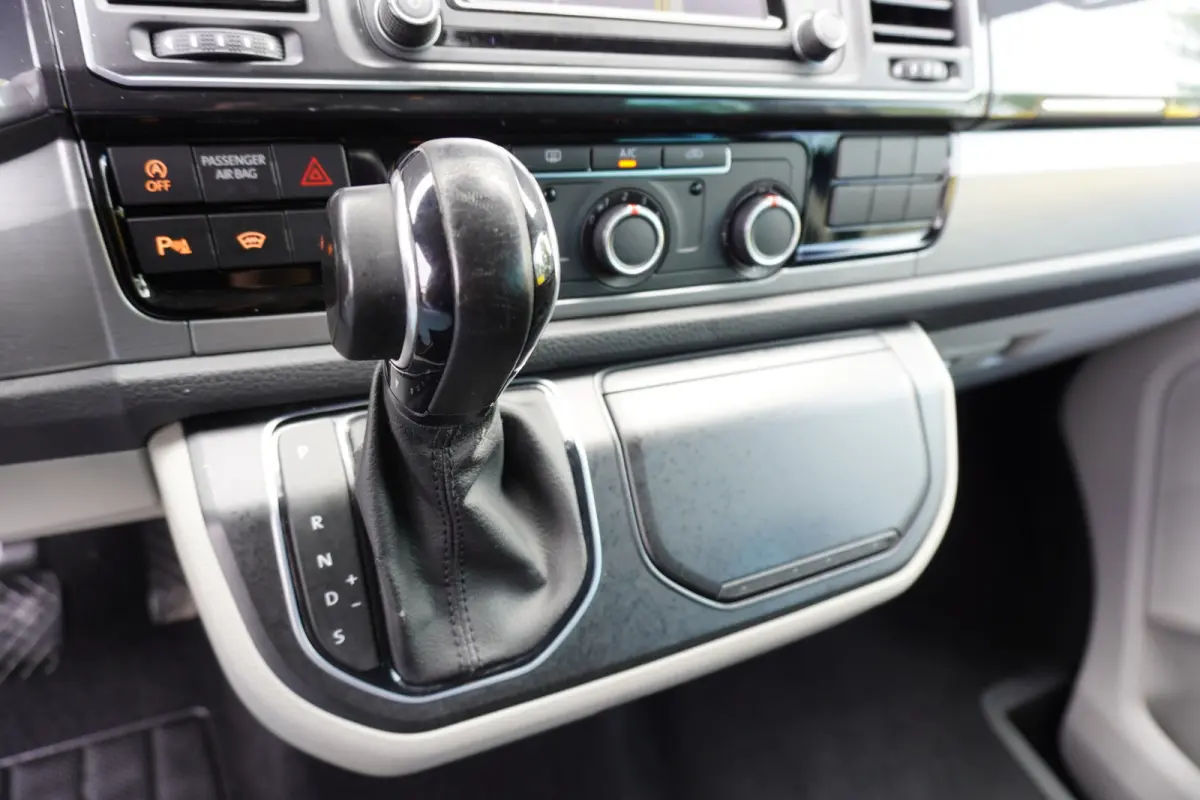140pk Automaat L2H1 Lederen interieur Navigatie Trekhaak Parkeersensoren Cruise control Airco