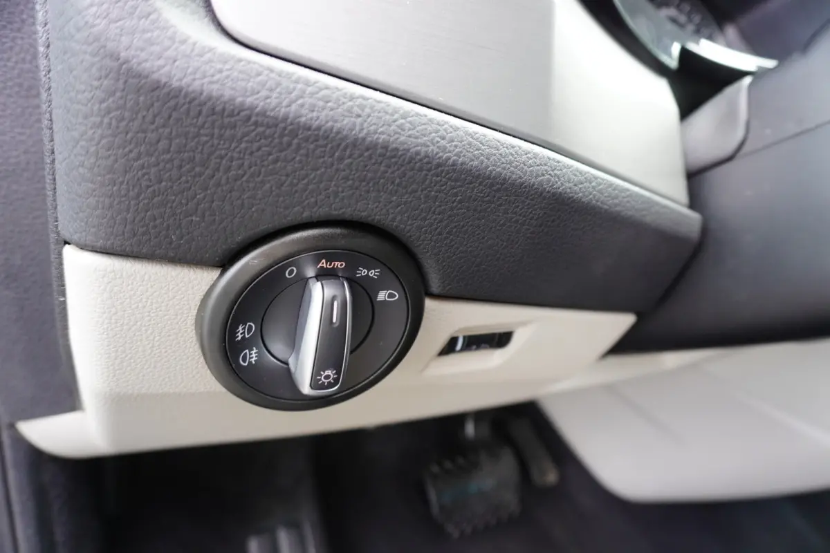 140pk Automaat L2H1 Lederen interieur Navigatie Trekhaak Parkeersensoren Cruise control Airco
