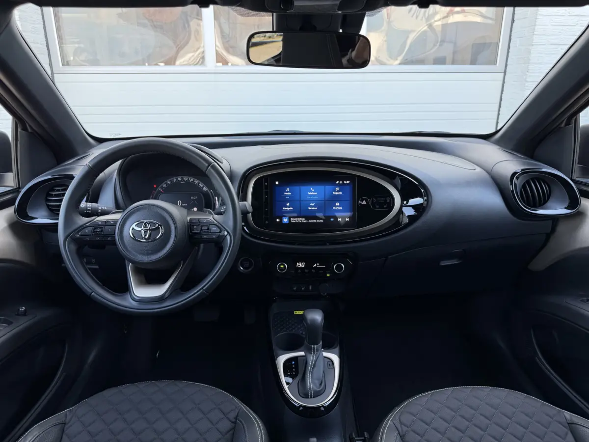 1.0 VVT-i S-CVT Premium | ACC | CarPlay | Keyless | Camera | 18 inch