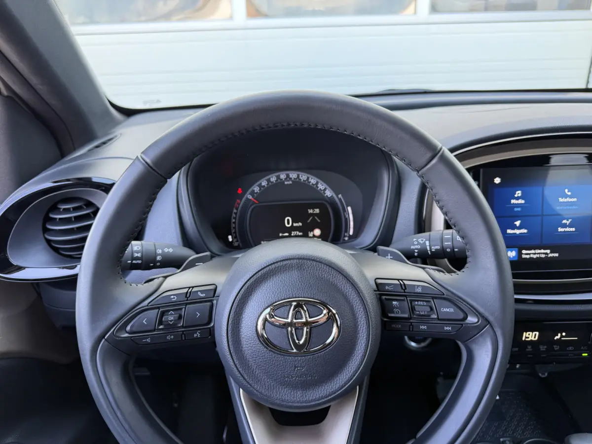 1.0 VVT-i S-CVT Premium | ACC | CarPlay | Keyless | Camera | 18 inch