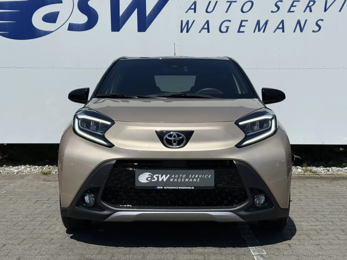 1.0 VVT-i S-CVT Premium | ACC | CarPlay | Keyless | Camera | 18 inch