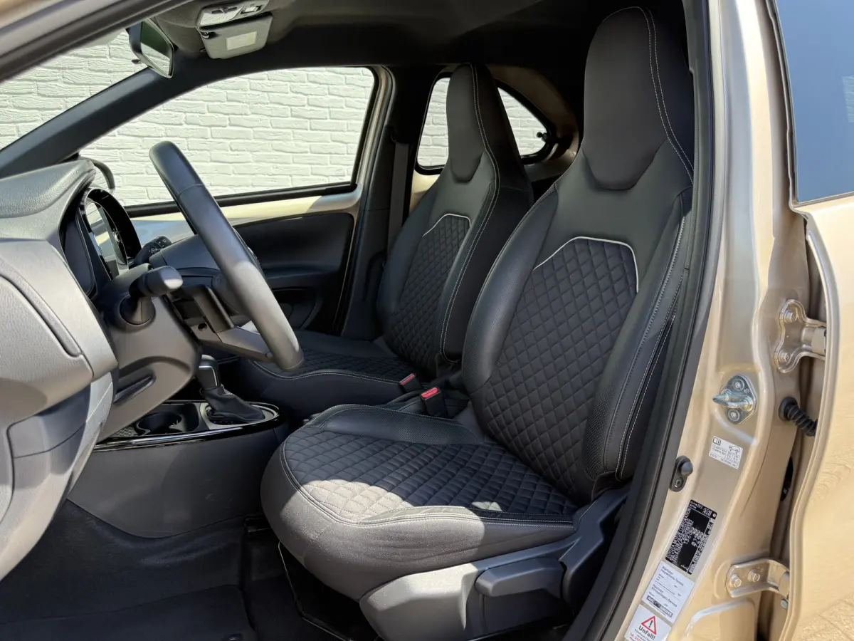 1.0 VVT-i S-CVT Premium | ACC | CarPlay | Keyless | Camera | 18 inch