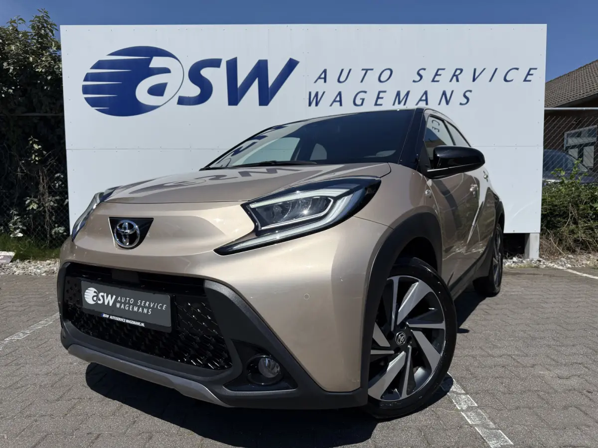 1.0 VVT-i S-CVT Premium | ACC | CarPlay | Keyless | Camera | 18 inch