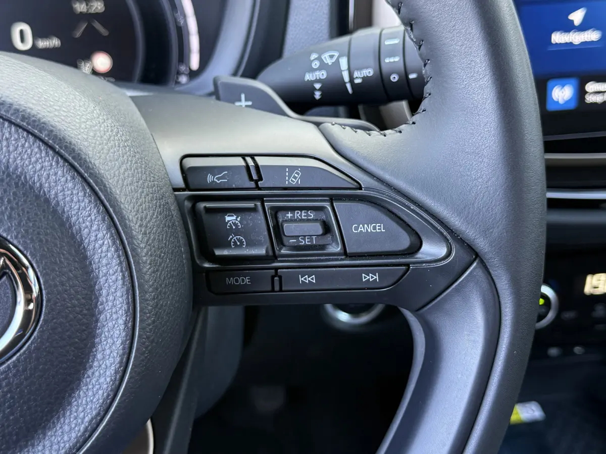 1.0 VVT-i S-CVT Premium | ACC | CarPlay | Keyless | Camera | 18 inch