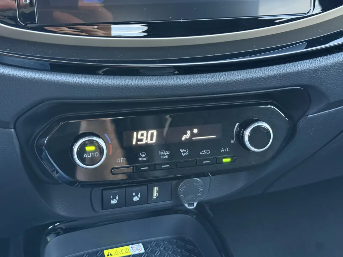 1.0 VVT-i S-CVT Premium | ACC | CarPlay | Keyless | Camera | 18 inch