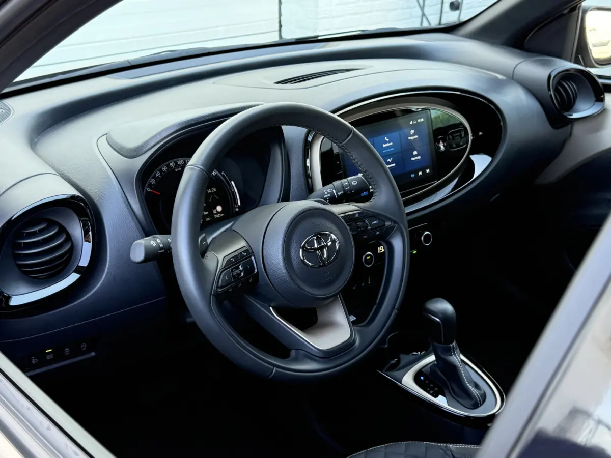 1.0 VVT-i S-CVT Premium | ACC | CarPlay | Keyless | Camera | 18 inch