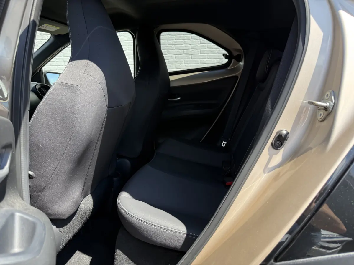 1.0 VVT-i S-CVT Premium | ACC | CarPlay | Keyless | Camera | 18 inch