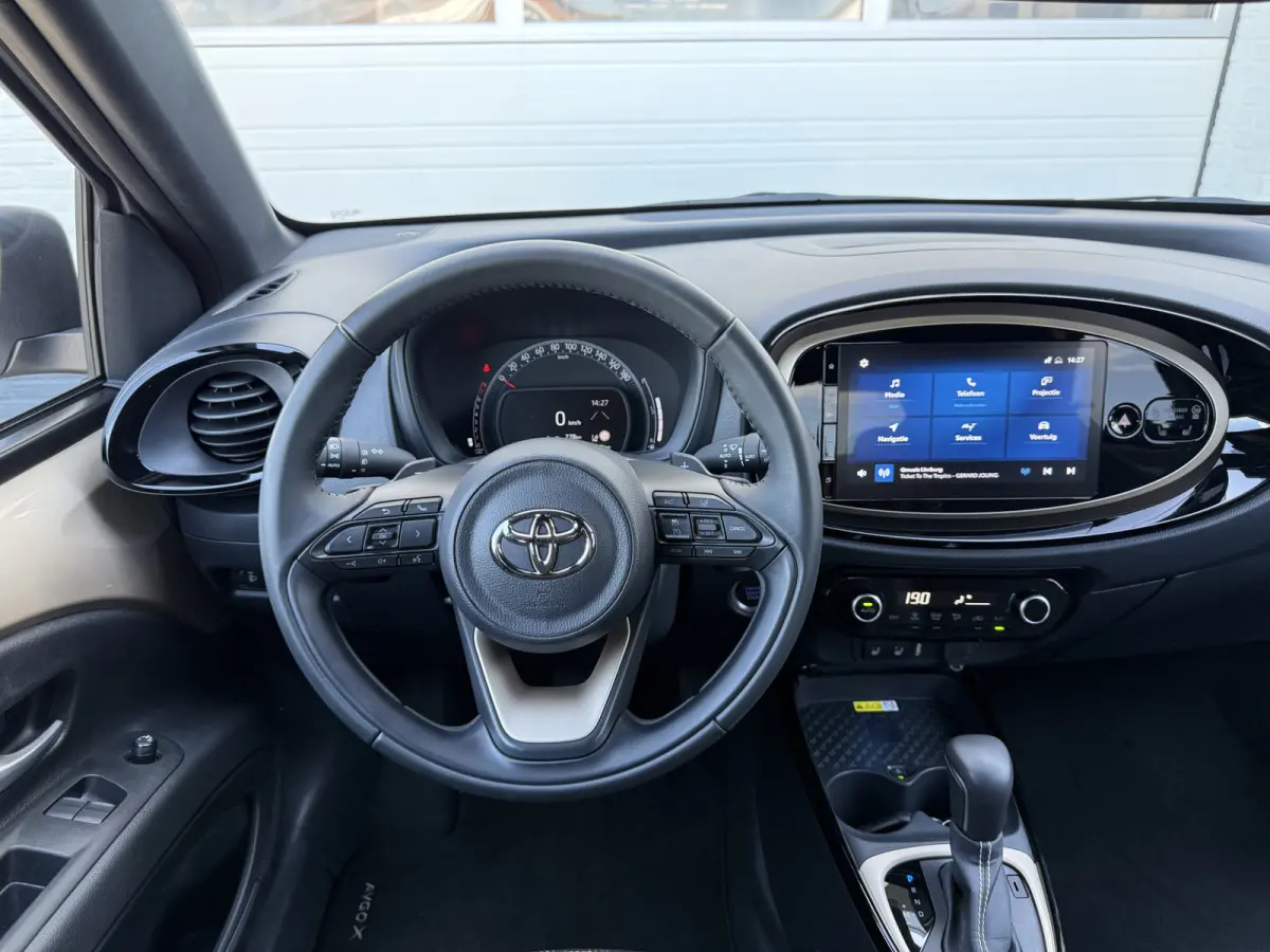 1.0 VVT-i S-CVT Premium | ACC | CarPlay | Keyless | Camera | 18 inch
