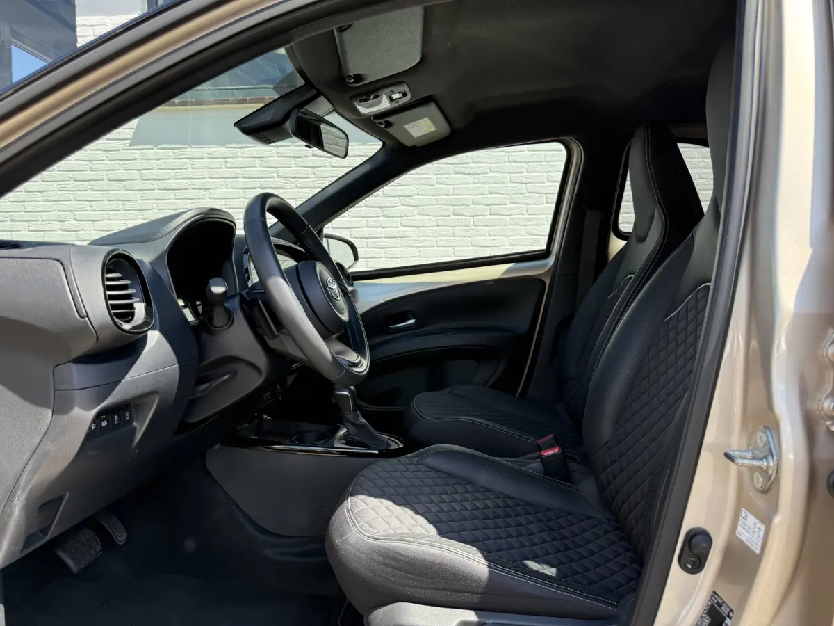 1.0 VVT-i S-CVT Premium | ACC | CarPlay | Keyless | Camera | 18 inch