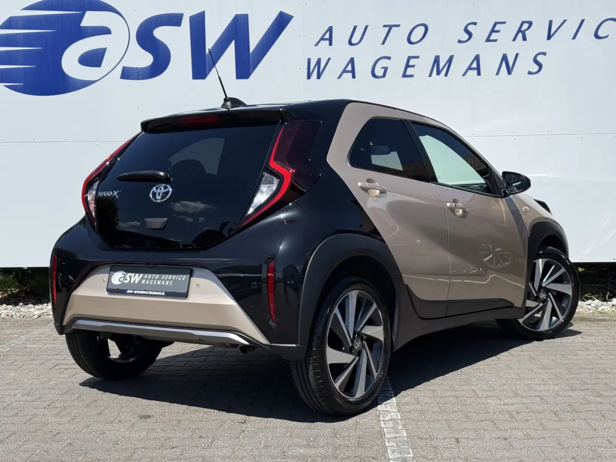 1.0 VVT-i S-CVT Premium | ACC | CarPlay | Keyless | Camera | 18 inch