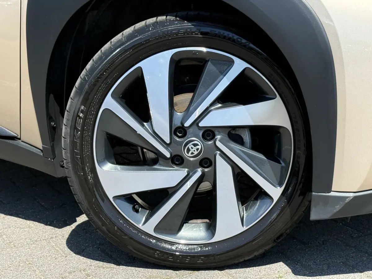 1.0 VVT-i S-CVT Premium | ACC | CarPlay | Keyless | Camera | 18 inch