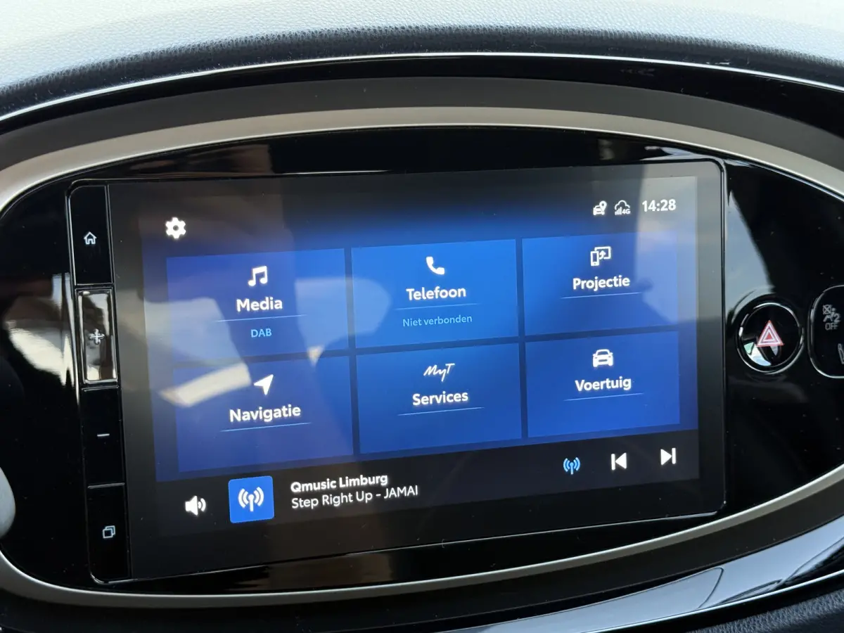 1.0 VVT-i S-CVT Premium | ACC | CarPlay | Keyless | Camera | 18 inch