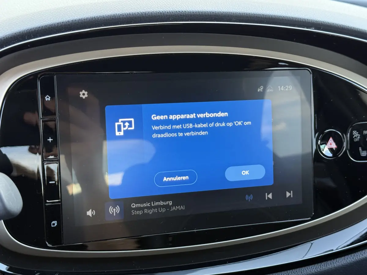 1.0 VVT-i S-CVT Premium | ACC | CarPlay | Keyless | Camera | 18 inch