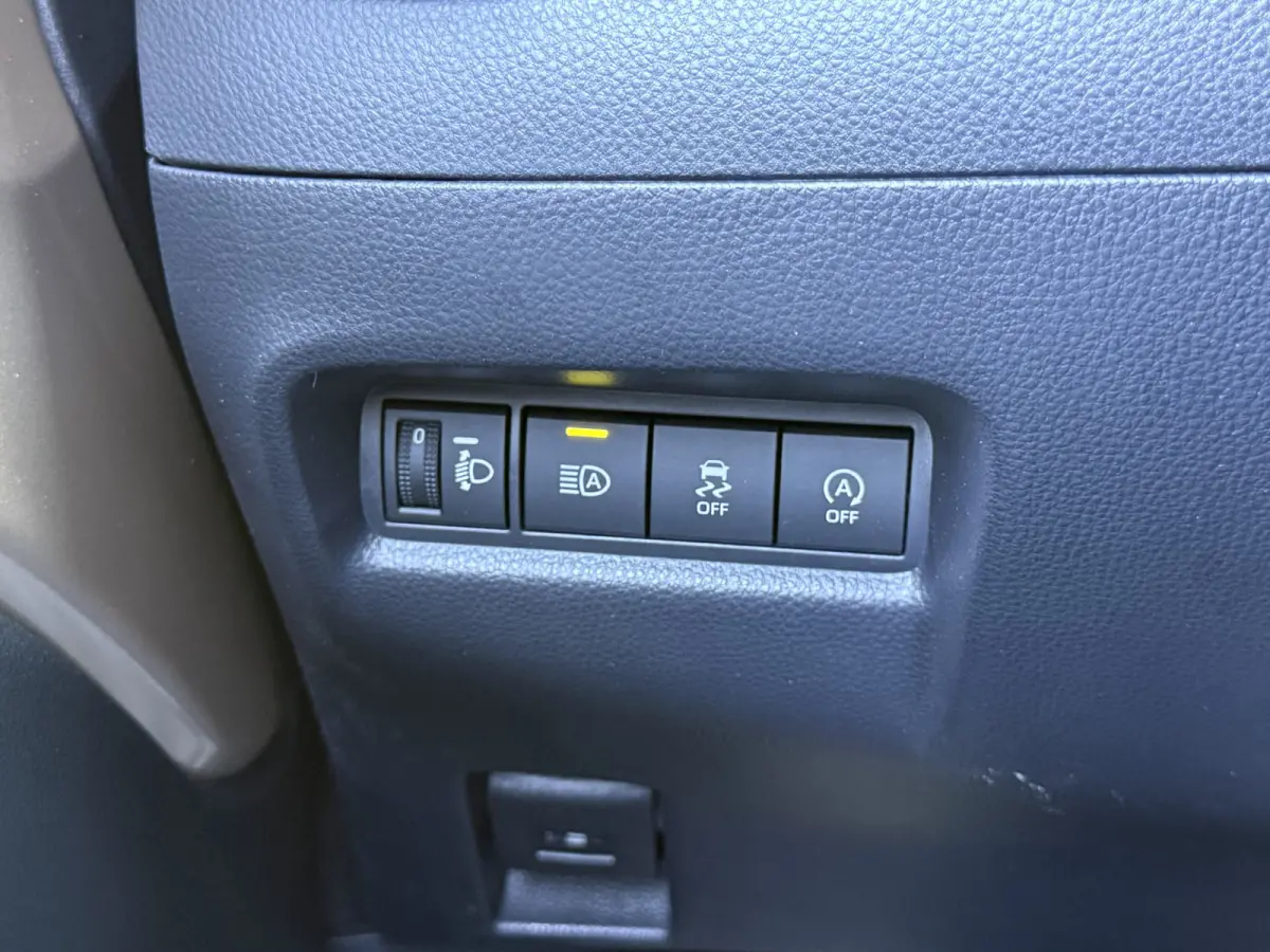 1.0 VVT-i S-CVT Premium | ACC | CarPlay | Keyless | Camera | 18 inch