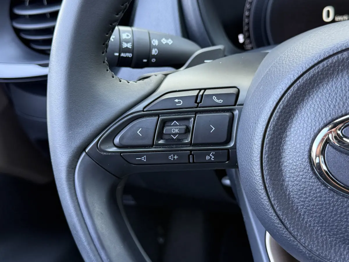 1.0 VVT-i S-CVT Premium | ACC | CarPlay | Keyless | Camera | 18 inch