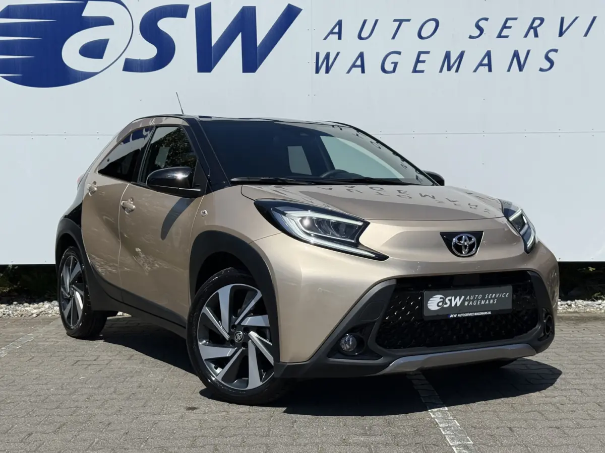 1.0 VVT-i S-CVT Premium | ACC | CarPlay | Keyless | Camera | 18 inch