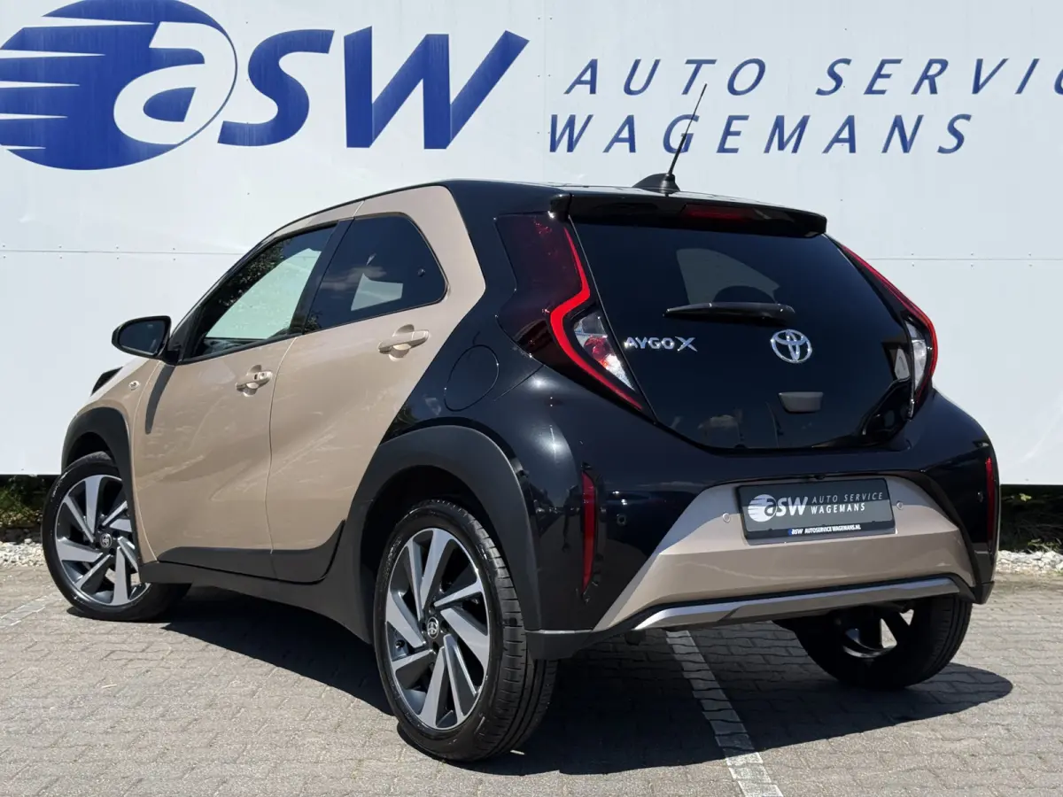 1.0 VVT-i S-CVT Premium | ACC | CarPlay | Keyless | Camera | 18 inch