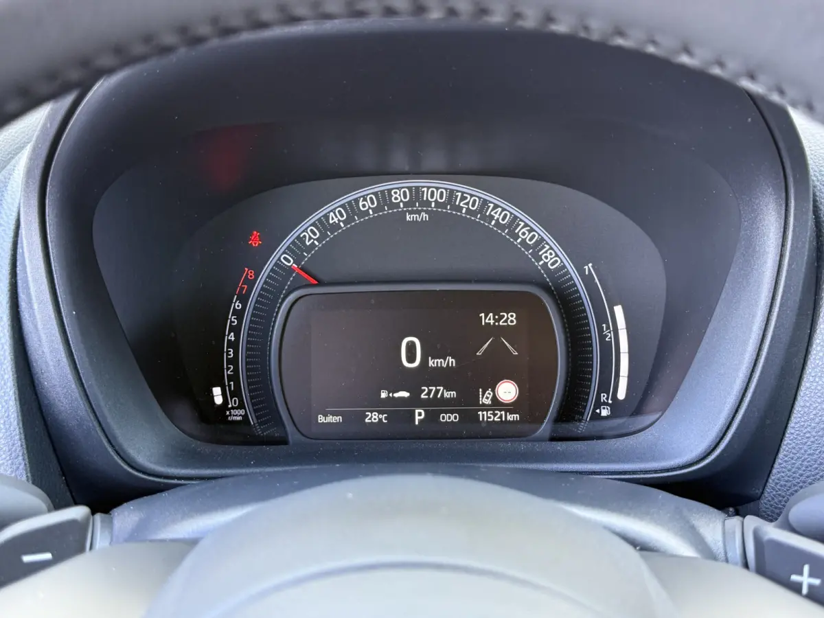 1.0 VVT-i S-CVT Premium | ACC | CarPlay | Keyless | Camera | 18 inch