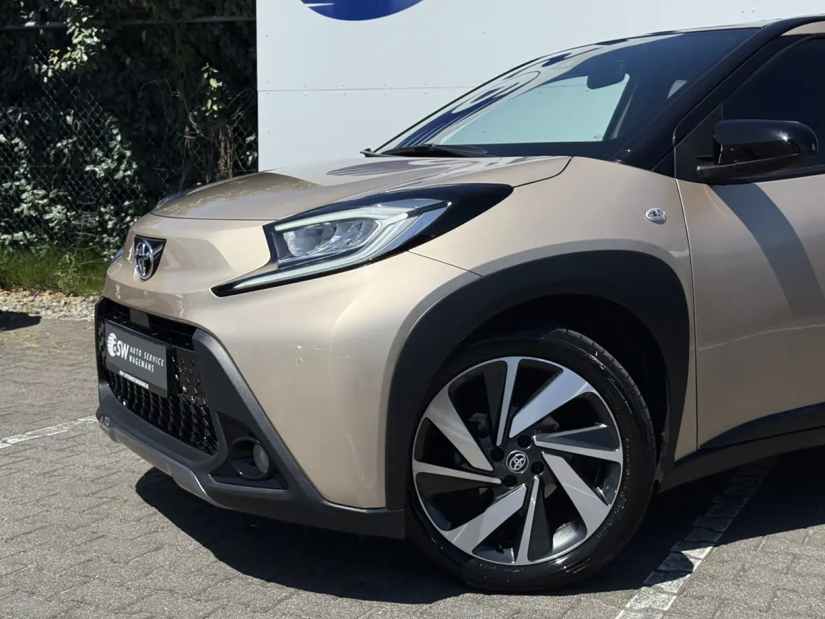 1.0 VVT-i S-CVT Premium | ACC | CarPlay | Keyless | Camera | 18 inch