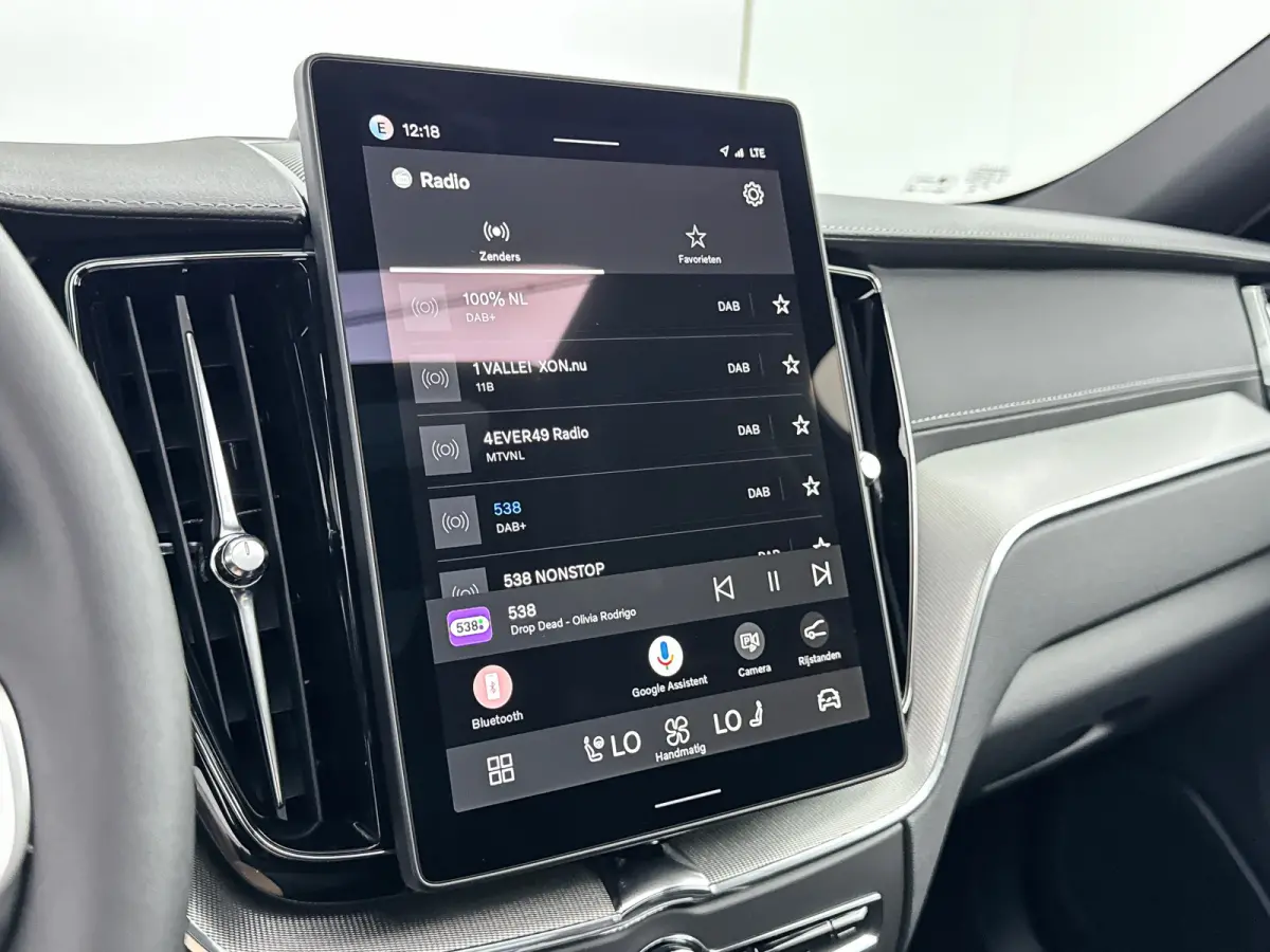 T8 Recharge Ultra Dark Executive | 22" | Heico Diffusor | Getint & Gelamineerd Glas | Alarmklasse 3 | Black Edition Interieur | Luchtvering | Bowers & Wilkins | Geventileerd Nappa | Massages