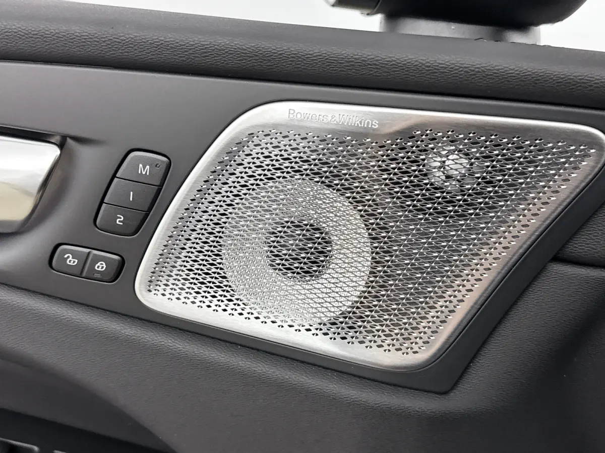 T8 Recharge Ultra Dark Executive | 22" | Heico Diffusor | Getint & Gelamineerd Glas | Alarmklasse 3 | Black Edition Interieur | Luchtvering | Bowers & Wilkins | Geventileerd Nappa | Massages