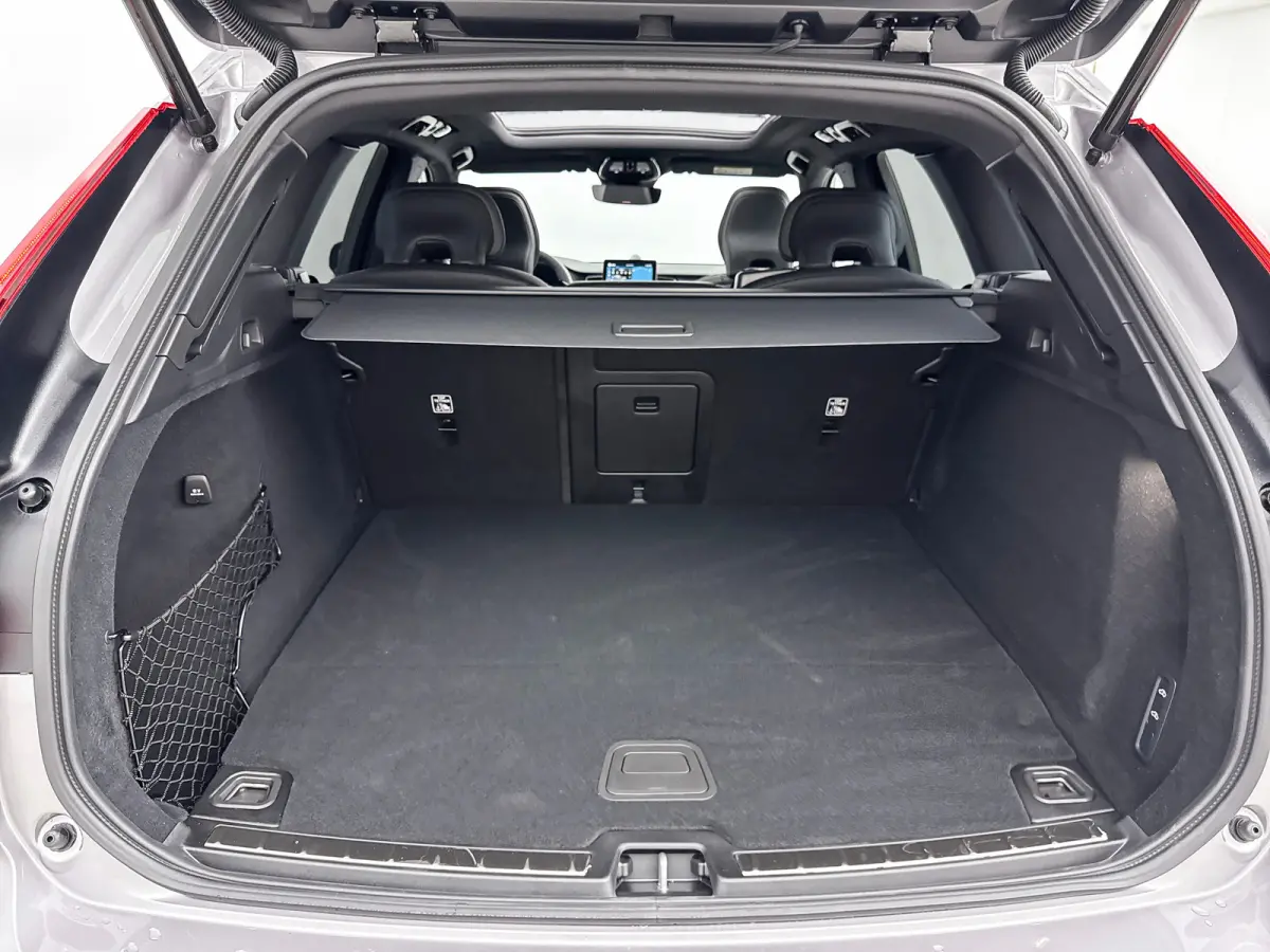 T8 Recharge Ultra Dark Executive | 22" | Heico Diffusor | Getint & Gelamineerd Glas | Alarmklasse 3 | Black Edition Interieur | Luchtvering | Bowers & Wilkins | Geventileerd Nappa | Massages