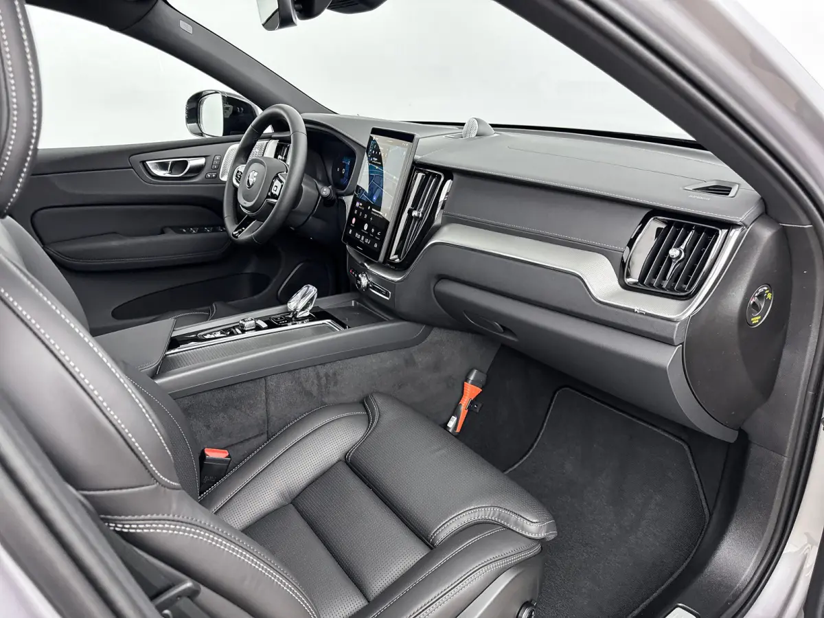 T8 Recharge Ultra Dark Executive | 22" | Heico Diffusor | Getint & Gelamineerd Glas | Alarmklasse 3 | Black Edition Interieur | Luchtvering | Bowers & Wilkins | Geventileerd Nappa | Massages