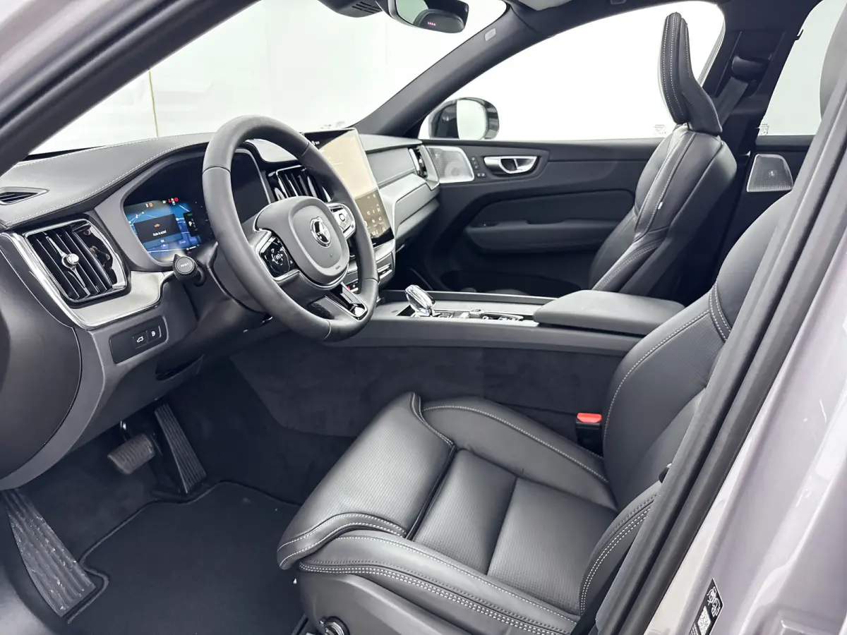 T8 Recharge Ultra Dark Executive | 22" | Heico Diffusor | Getint & Gelamineerd Glas | Alarmklasse 3 | Black Edition Interieur | Luchtvering | Bowers & Wilkins | Geventileerd Nappa | Massages