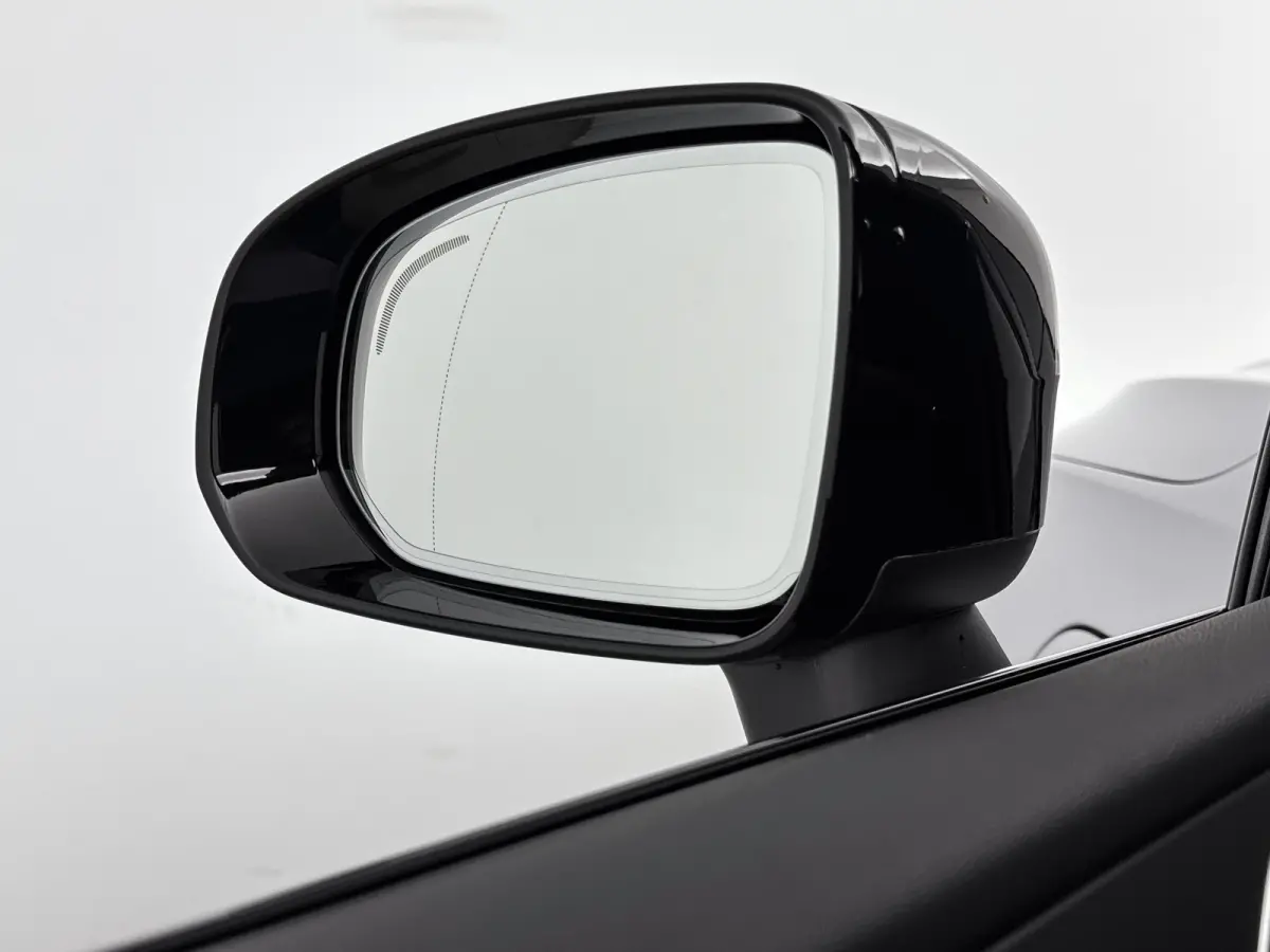 T8 Recharge Ultra Dark Executive | 22" | Heico Diffusor | Getint & Gelamineerd Glas | Alarmklasse 3 | Black Edition Interieur | Luchtvering | Bowers & Wilkins | Geventileerd Nappa | Massages