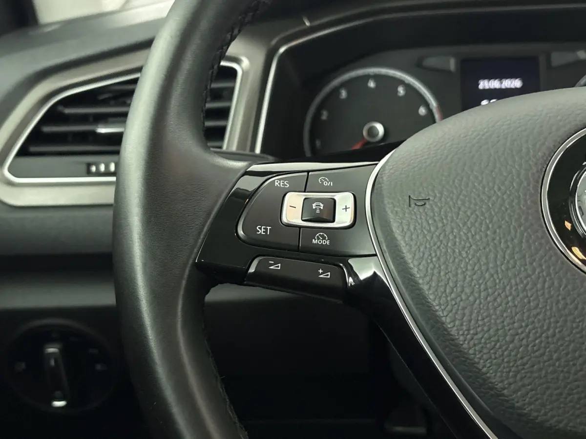 1.5 TSI Sport Airco | Bluetooth | Buitenspiegels Elektrisch Verstel- en Verwarmbaar | Cruise Control Adaptief | Dakrails | Lederen Stuurwiel | Lichtmetalen Velgen | Stuurwiel Multifunctionee