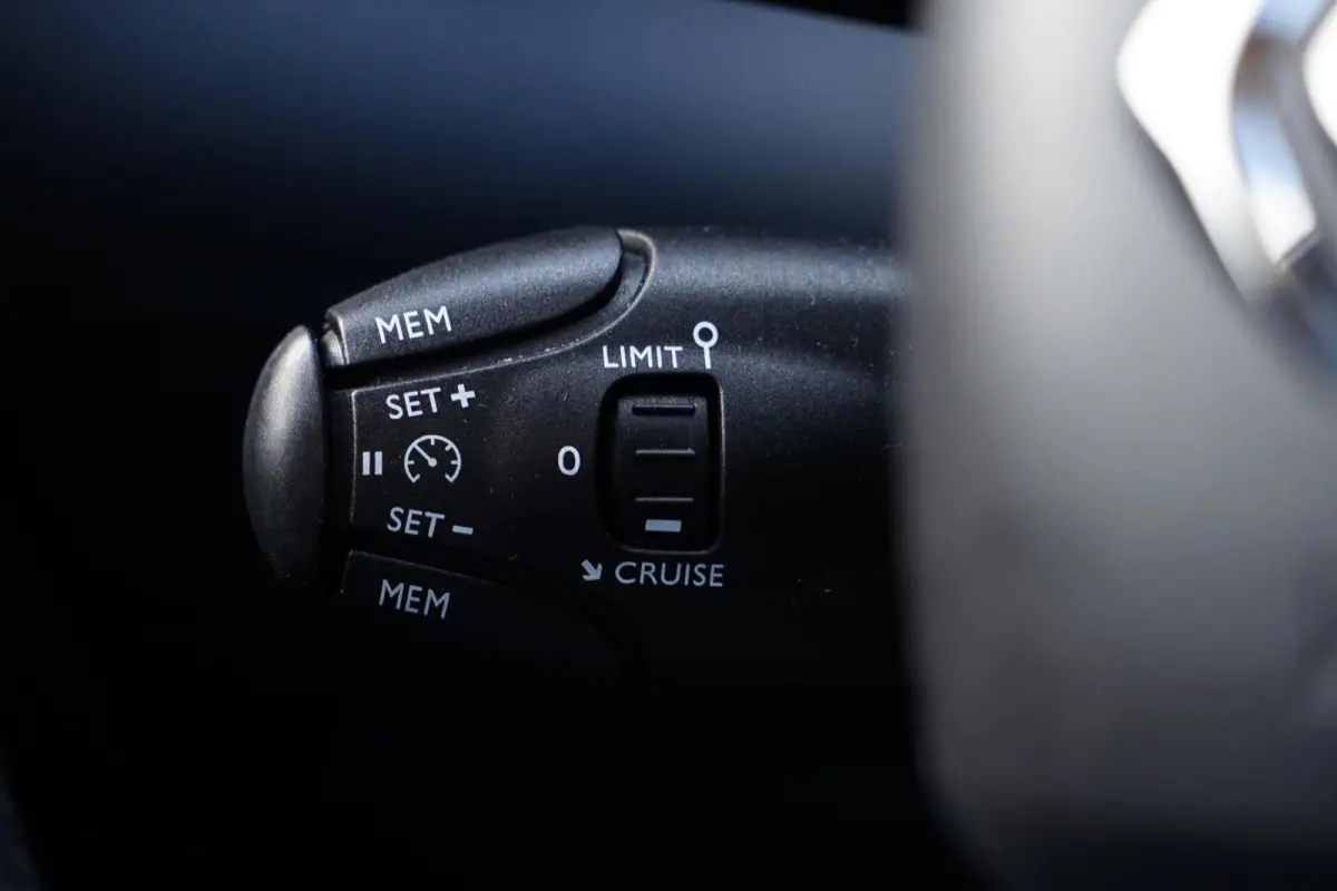 1.2 PureTech Feel, NL, clima, PDC, CarPlay