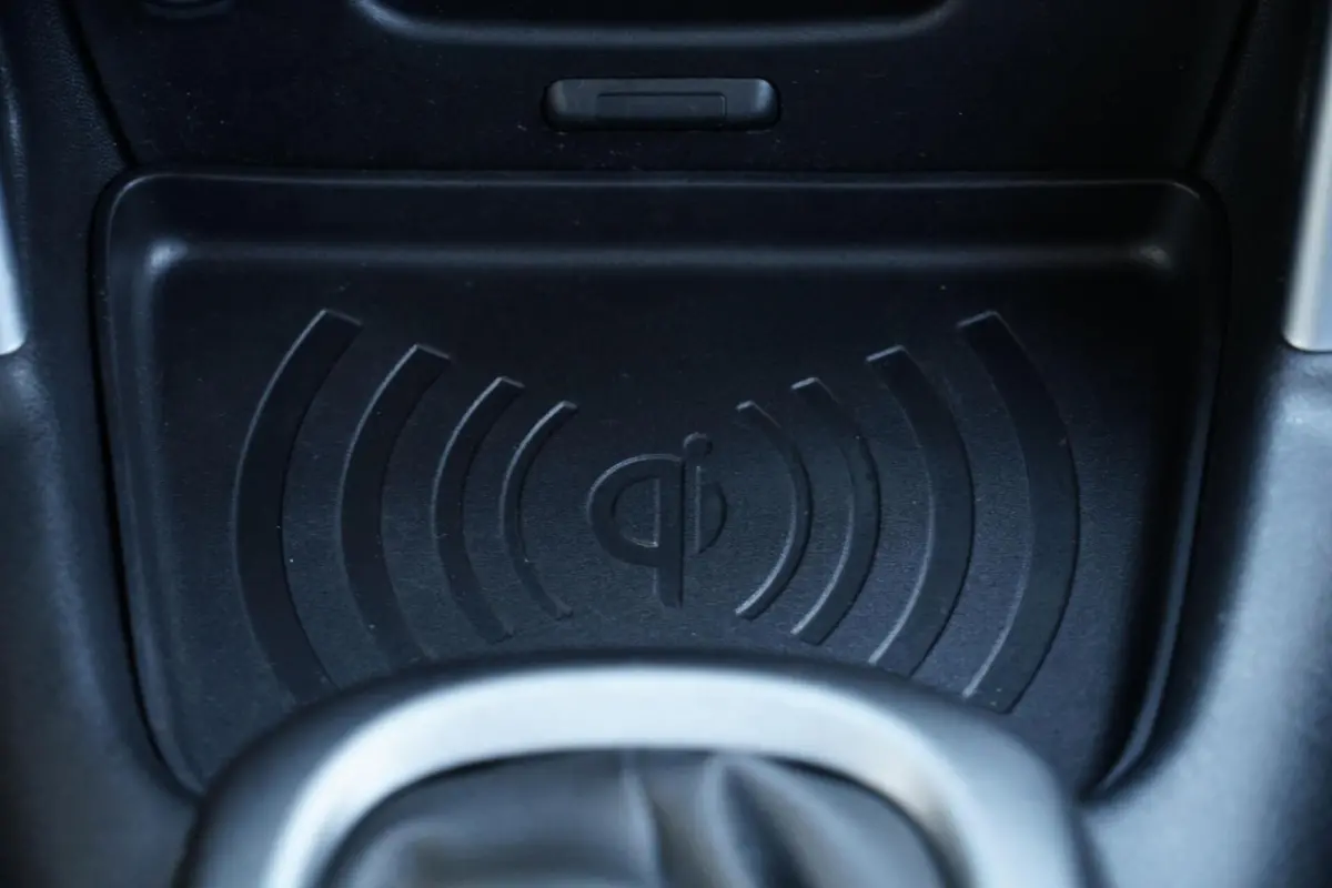 1.2 PureTech Feel, NL, clima, PDC, CarPlay