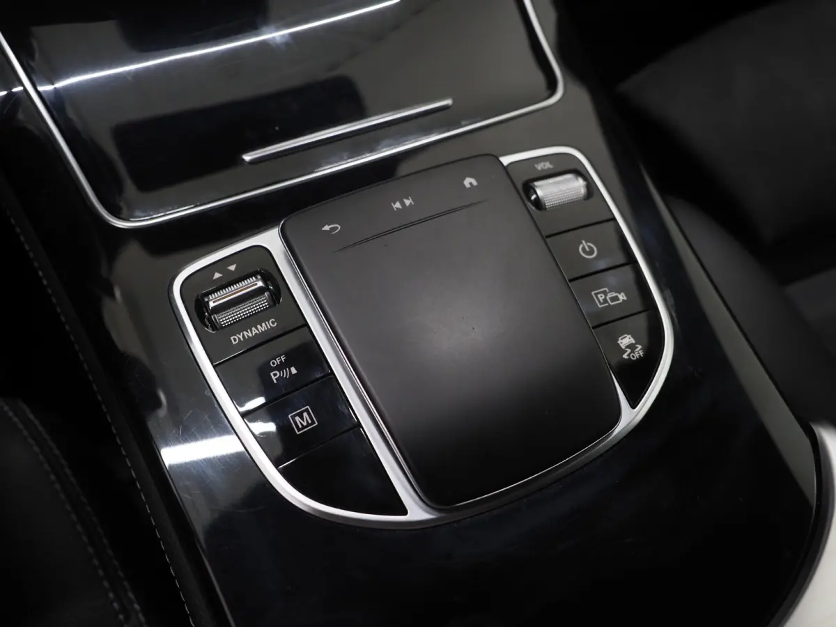 300e 4MATIC AMG | Leder/Alcantara | Camera | Stoelverwarming | Sportstuur | Cruise | DAB | Carplay