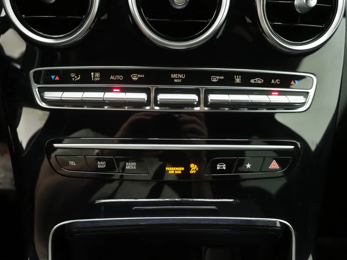 300e 4MATIC AMG | Leder/Alcantara | Camera | Stoelverwarming | Sportstuur | Cruise | DAB | Carplay