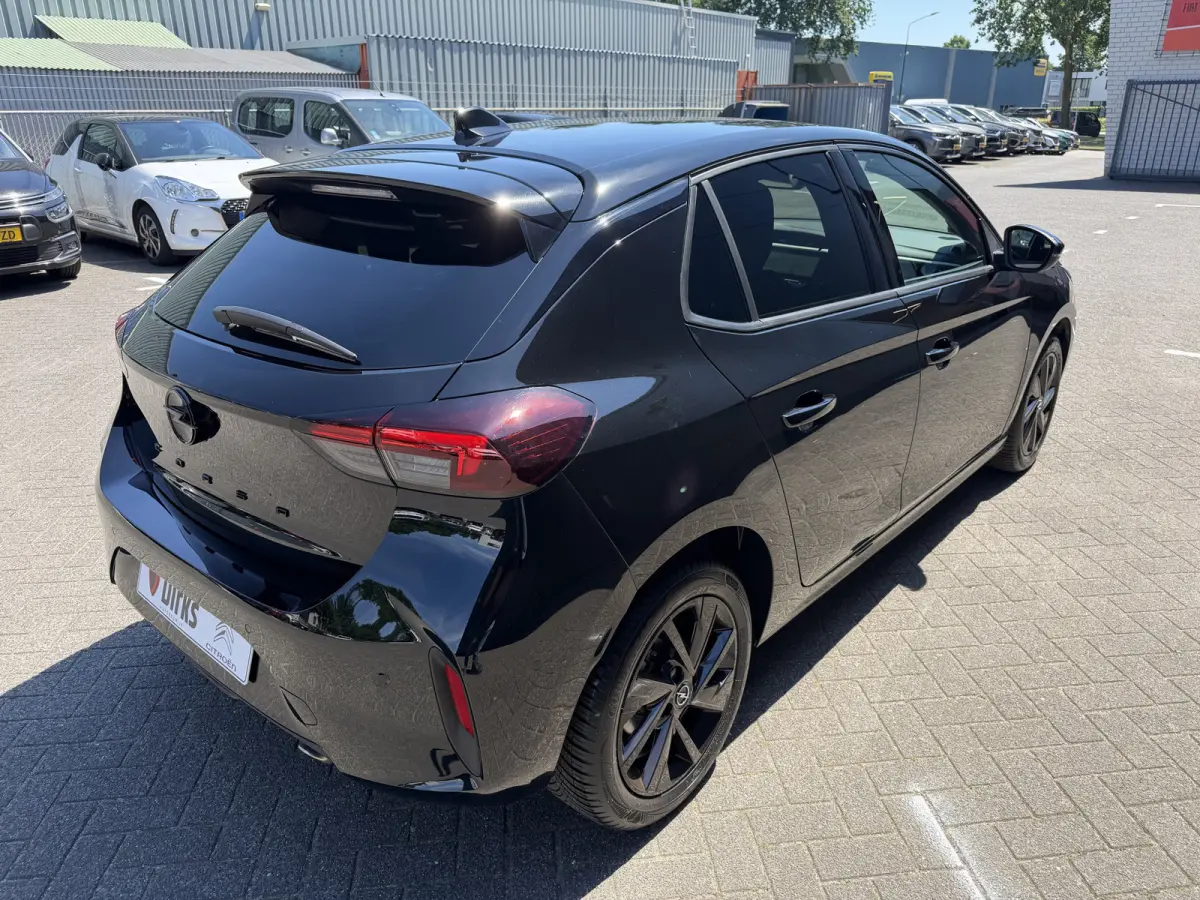 100pk GS (Camera - Keyless Entry - LED - Automatische Airco - Navigatie - Apple Carplay - Draadloos laden - Digitaal dashboard)
