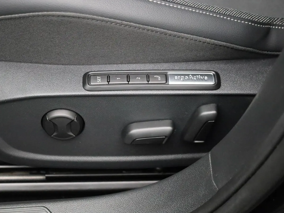 1.5 eHybrid Style Edition 204 PK Origineel Nederlands | 1e Eigenaar | Navigatie | Stoelverwarming | LED Matrix | Achteruitrijcamera | Parkeersensoren | Artvelours