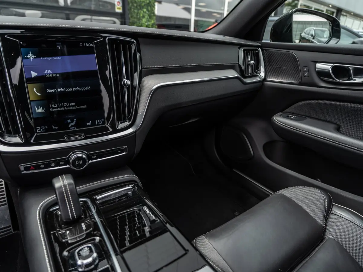 2.0 T8 Recharge AWD R-Design 455 PK | Pano | 1e Eig. | SOH 96 % |