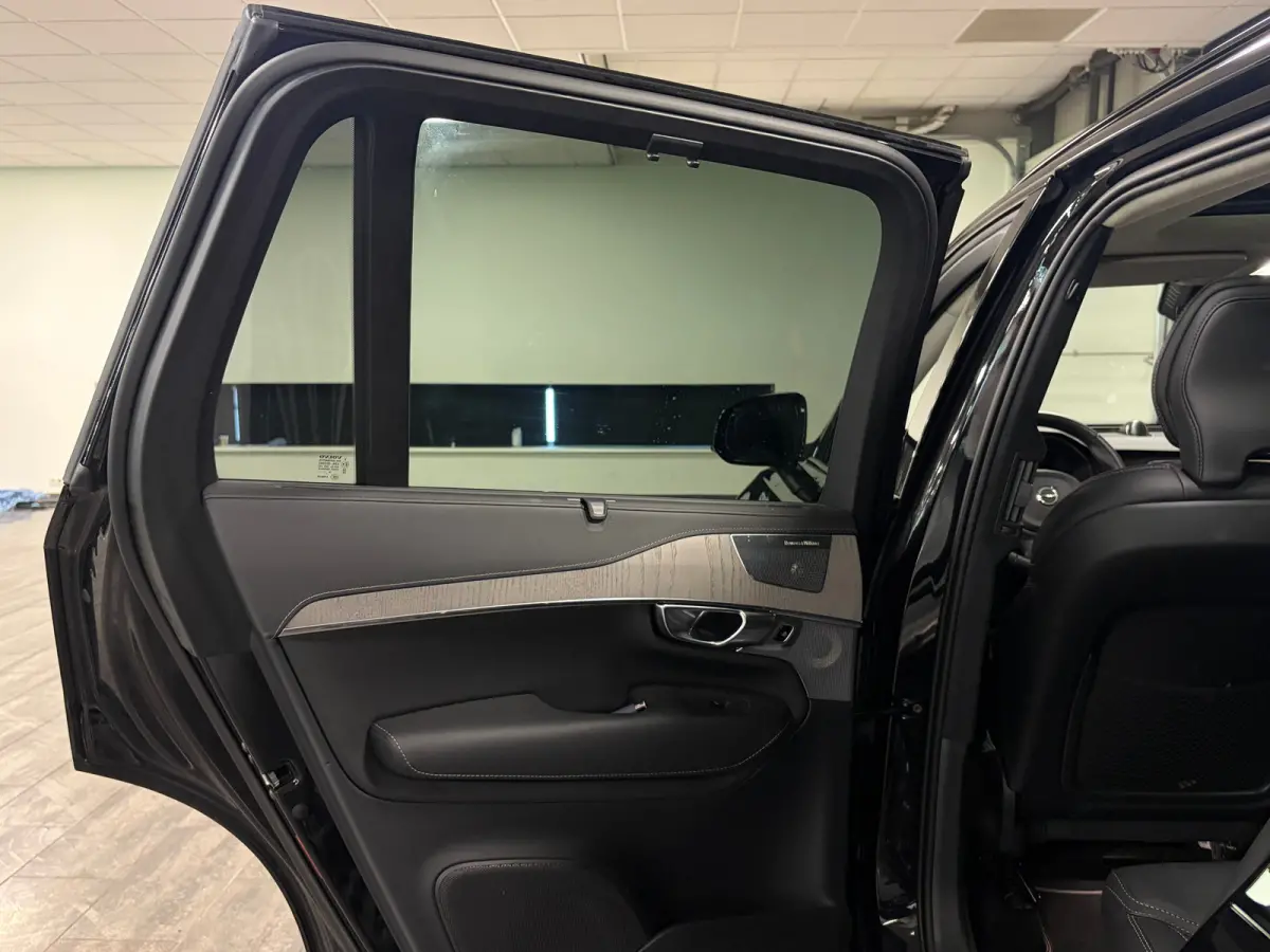 T8 AWD Recharge Ultra Dark | Vol! | Bowers & Wilkins | Luchtvering | Stoelventilatie | Trekhaak | 360 Camera | Head-Up Display | Stoelmassage | 455pk | Adaptieve Cruise Control | Stoelverwar