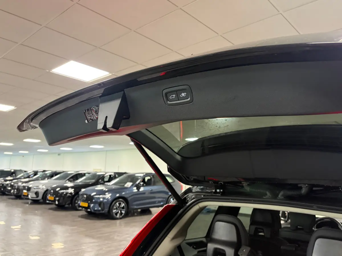 T8 AWD Recharge Ultra Dark | Vol! | Bowers & Wilkins | Luchtvering | Stoelventilatie | Trekhaak | 360 Camera | Head-Up Display | Stoelmassage | 455pk | Adaptieve Cruise Control | Stoelverwar