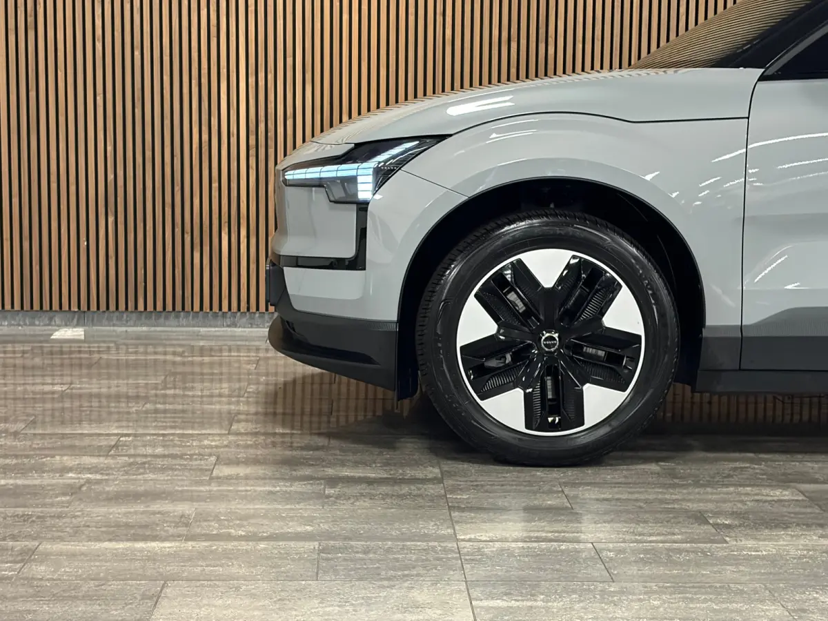 Single Motor Plus 51 kWh | 98% SoH | Trekhaak | Stoel en Stuurwielverwarming | Adaptieve Cruise Control | Harman Kardon | Parkeercamera | Pilot Assist | BLIS Dode Hoek Detectie  | 18 Inch | 