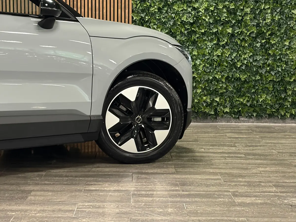 Single Motor Plus 51 kWh | 98% SoH | Trekhaak | Stoel en Stuurwielverwarming | Adaptieve Cruise Control | Harman Kardon | Parkeercamera | Pilot Assist | BLIS Dode Hoek Detectie  | 18 Inch | 
