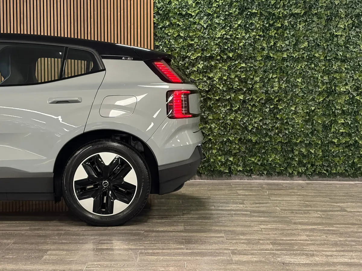 Single Motor Plus 51 kWh | 98% SoH | Trekhaak | Stoel en Stuurwielverwarming | Adaptieve Cruise Control | Harman Kardon | Parkeercamera | Pilot Assist | BLIS Dode Hoek Detectie  | 18 Inch | 