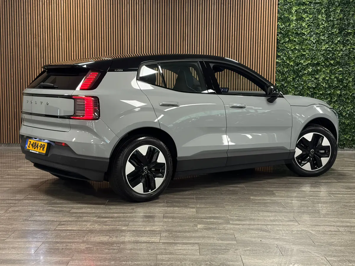 Single Motor Plus 51 kWh | 98% SoH | Trekhaak | Stoel en Stuurwielverwarming | Adaptieve Cruise Control | Harman Kardon | Parkeercamera | Pilot Assist | BLIS Dode Hoek Detectie  | 18 Inch | 