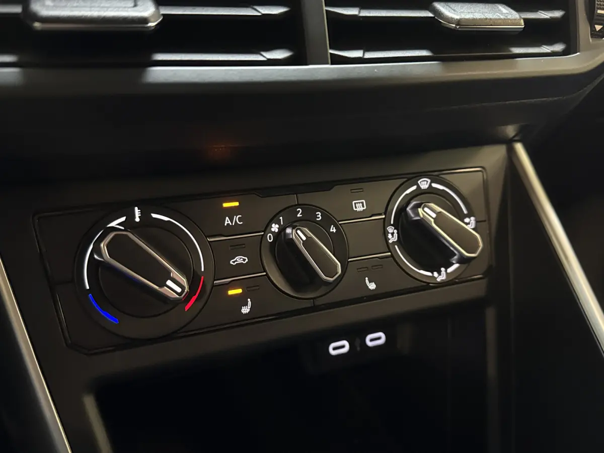 TSI 95PK LIFE BUSINESS CARPLAY/PDC/LMV