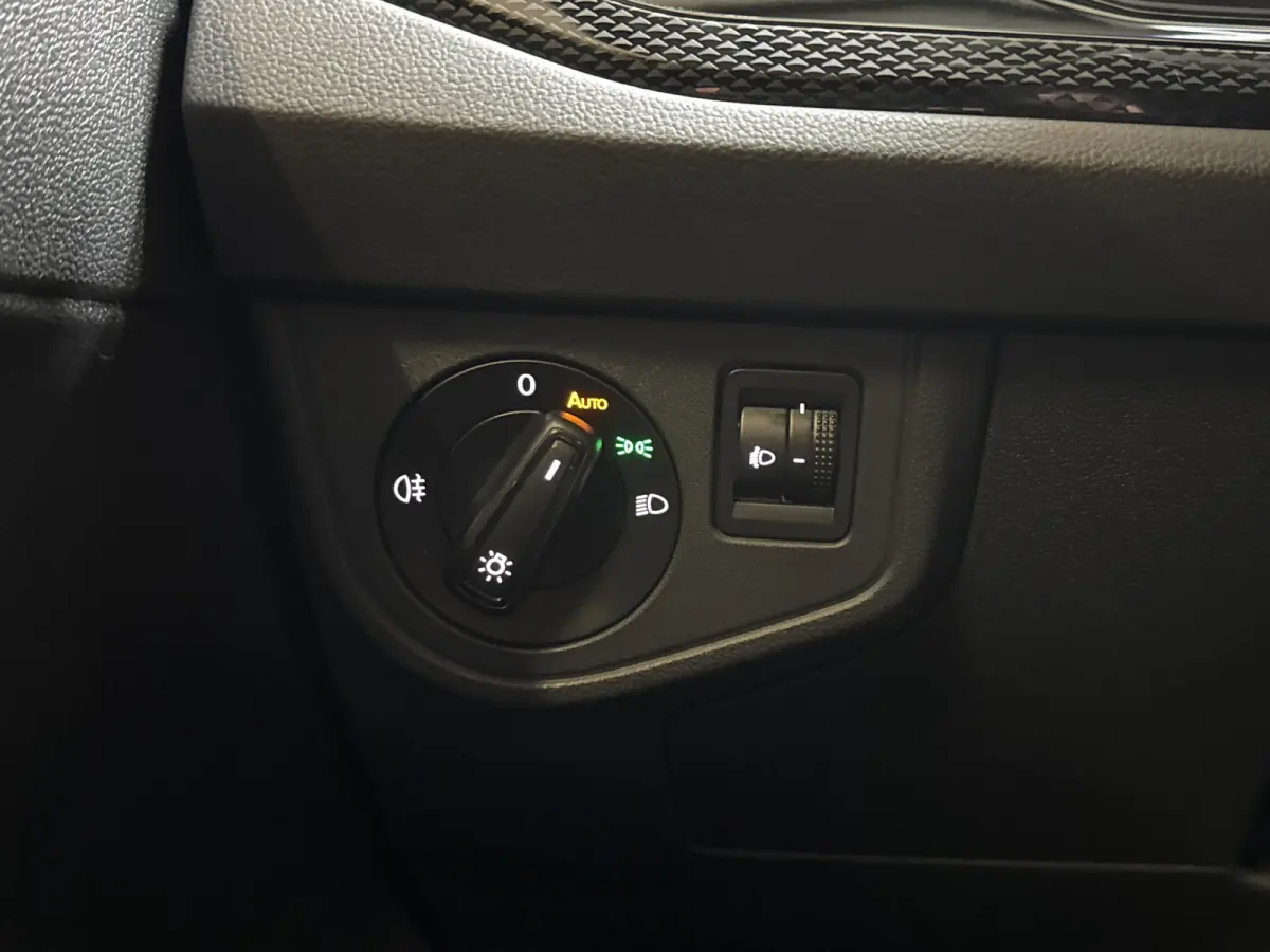 TSI 95PK LIFE BUSINESS CARPLAY/PDC/LMV
