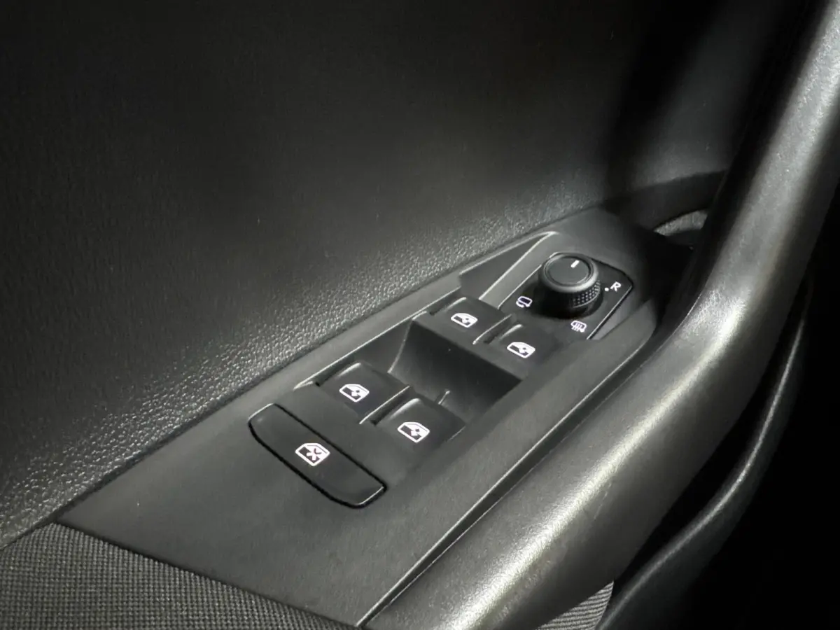 TSI 95PK LIFE BUSINESS CARPLAY/PDC/LMV