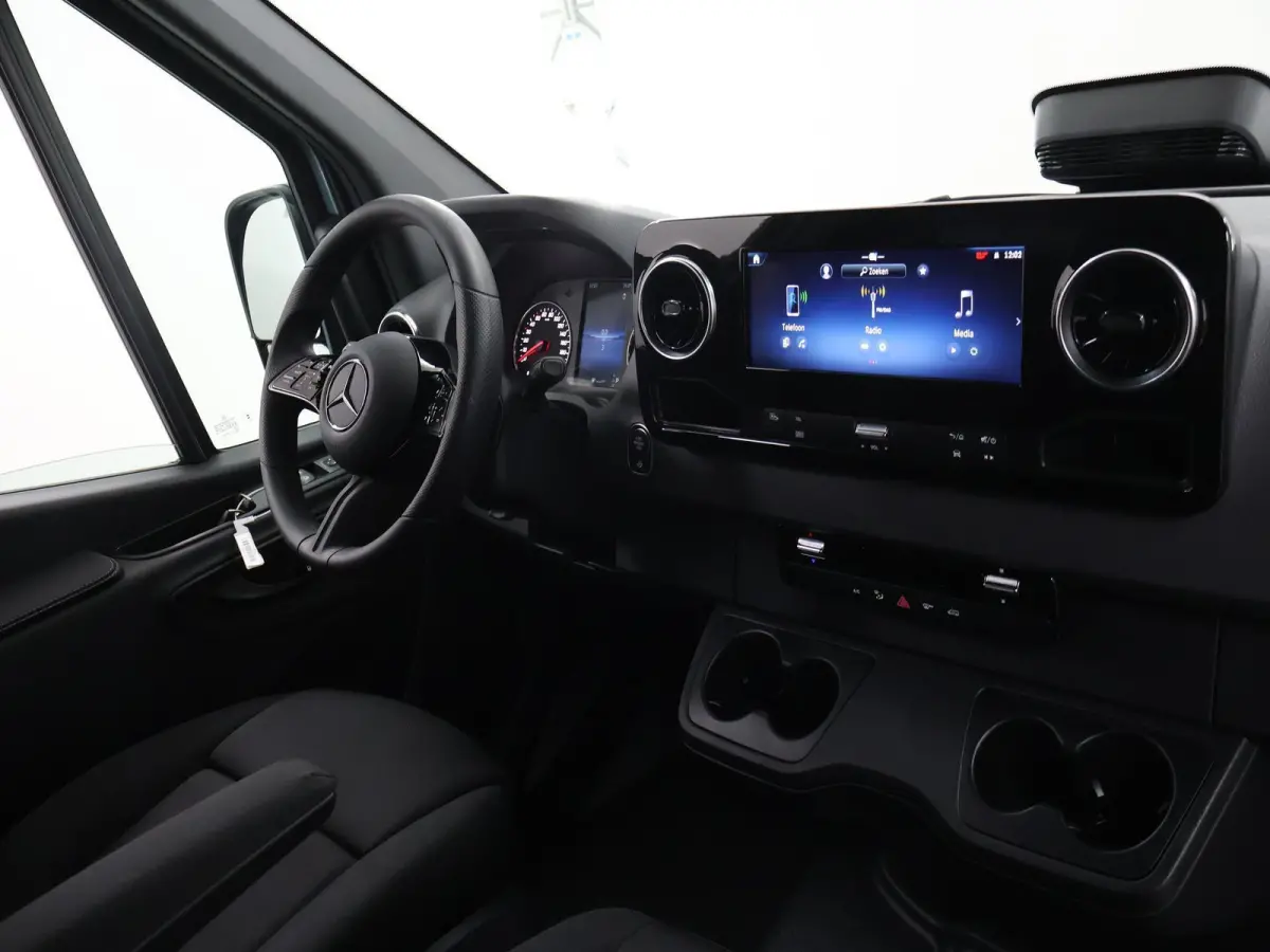315 CDI GB L2 RWD PRO | ACHTERUITRIJCAMERA | 3500 KG AHW | DODEHOEKASSISTENT | AIRCO | CRUISE | CARPLAY | ANDROID AUTO | METALLIC | 3-ZITS | MBUX SYSTEEM GROOT