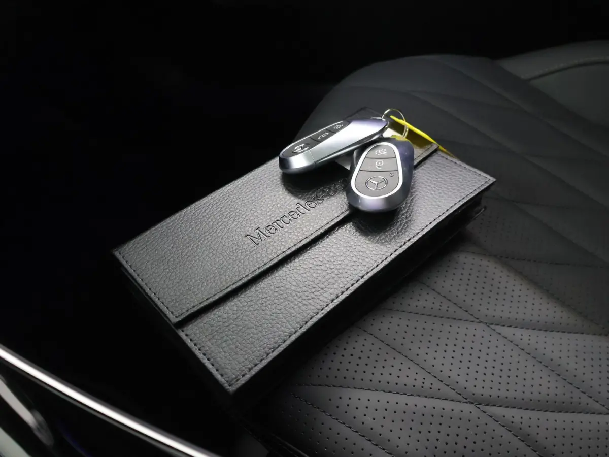 300 4MATIC AMG Line Premium Plus | Panoramadak | Memory | 20-Inch | Nightpakket | AMG spoiler