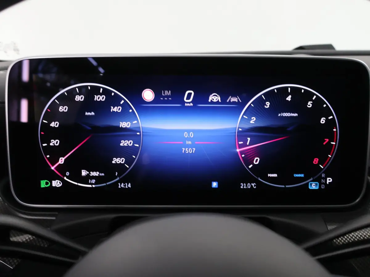 300 4MATIC AMG Line Premium Plus | Panoramadak | Memory | 20-Inch | Nightpakket | AMG spoiler