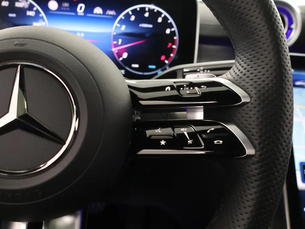 300 4MATIC AMG Line Premium Plus | Panoramadak | Memory | 20-Inch | Nightpakket | AMG spoiler